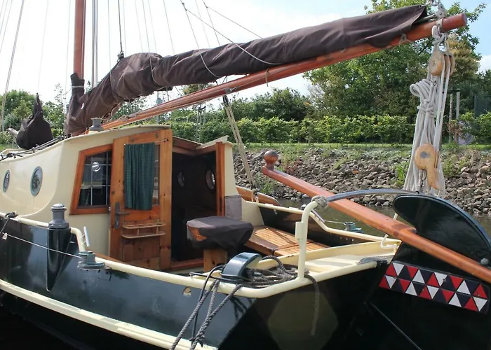Boat And Breakfast