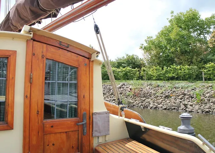 Boat And Breakfast