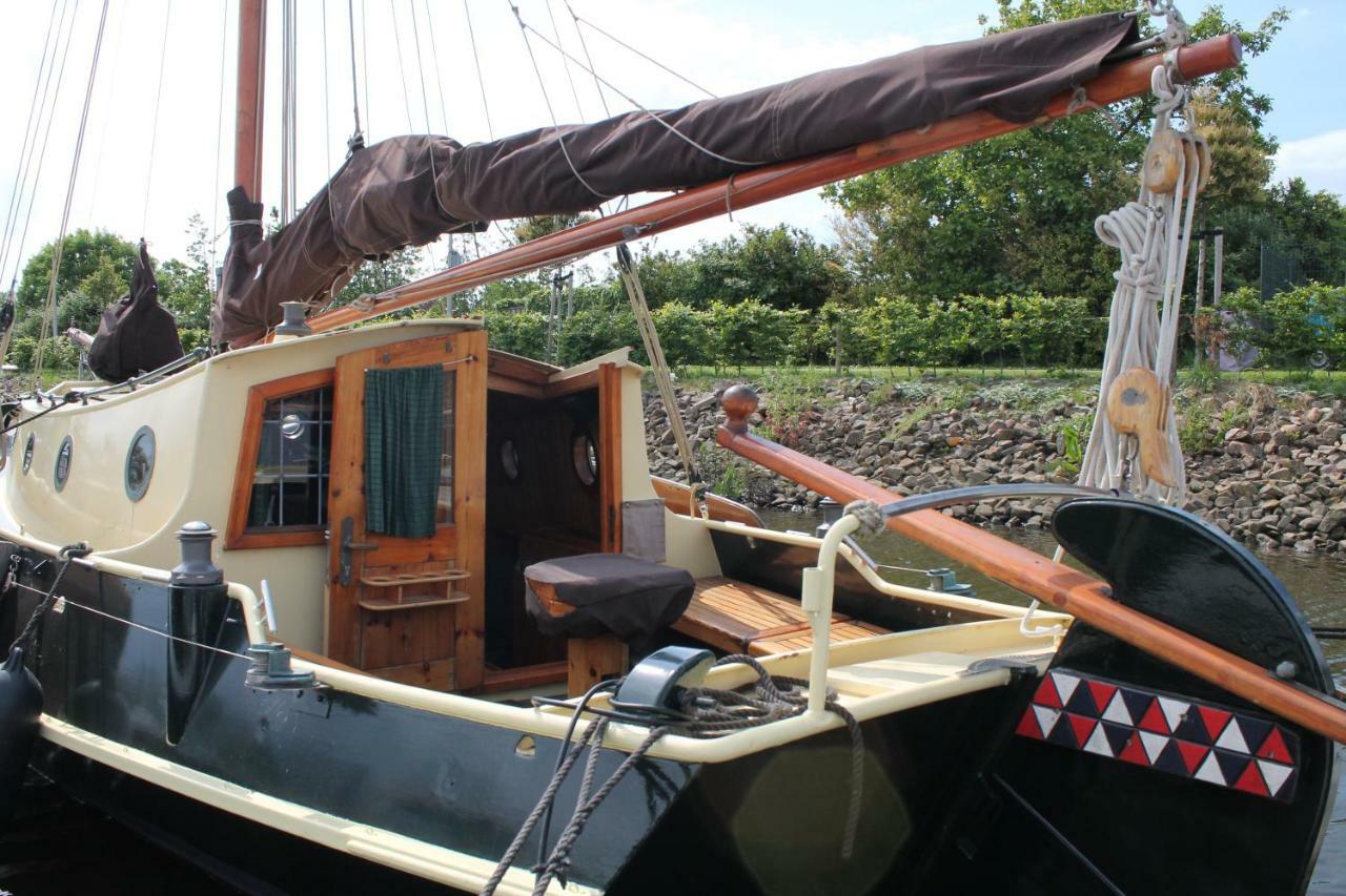 Botel Boat And Breakfast